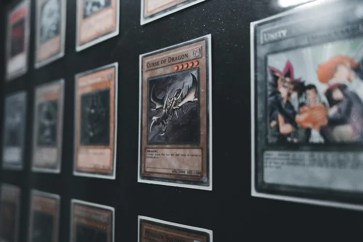 Cartes Magic: The Gathering sur un tapis de jeu, guide complet MTG